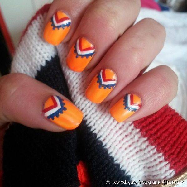 A nail art em incentivo ? sele??o da Holanda uniu o laranja de seu uniforme ?s cores da bandeira do pa?s